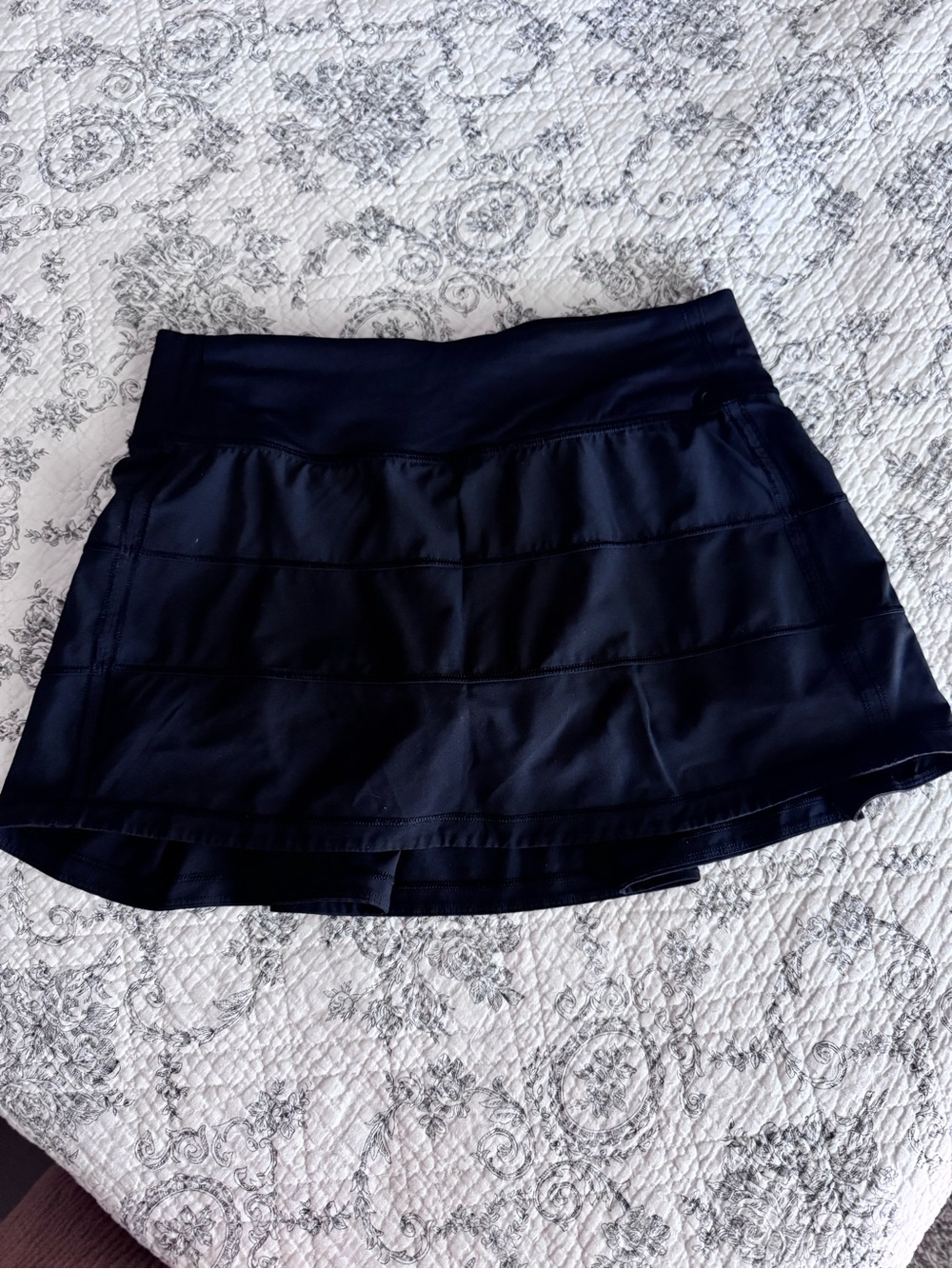 Lululemon Women’s Black pleated tennis Skirt in size 4